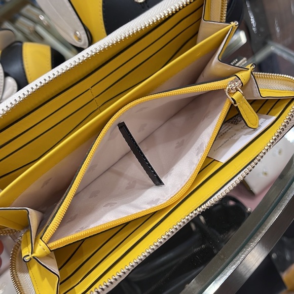 Kate Spade honey bee large continental wallet
PARCHMENT MULTI - Picture 12 of 16